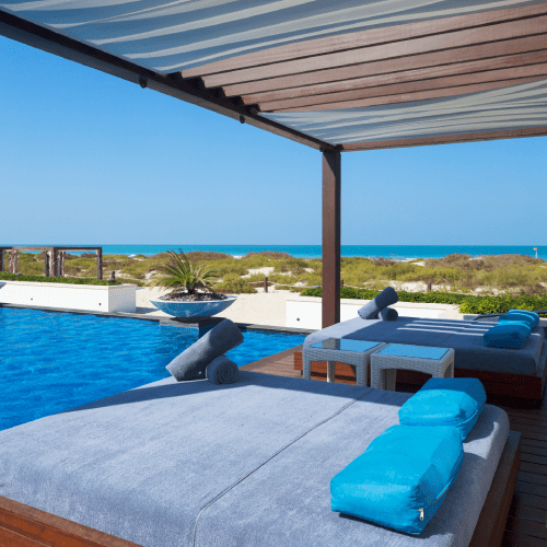 Villa de luxe avec piscine - Agence Immobilière Côté Mer Détente au bord de piscine vue mer à Agay Saint-Raphaël