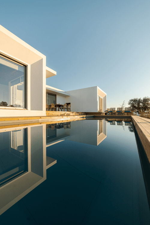Expertise vente villa contemporaine Côte d'Azur Villa moderne avec piscine à débordement Saint-Raphaël